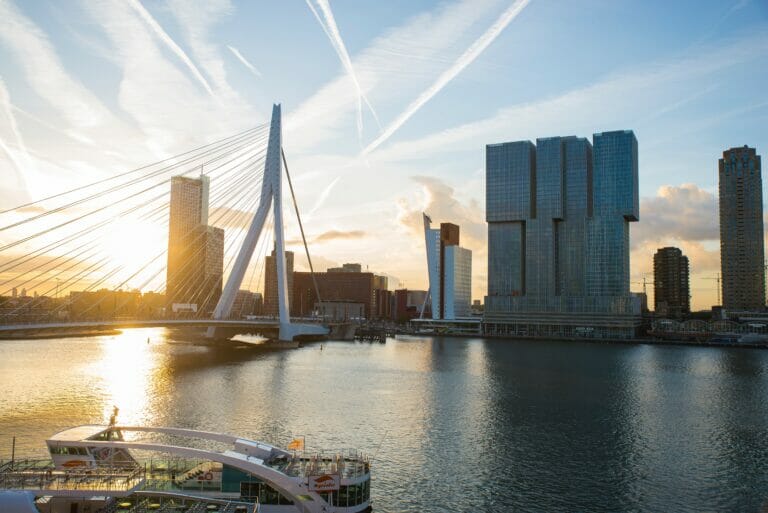 De erasmusbrug in Rotterdam bij zonsondergang