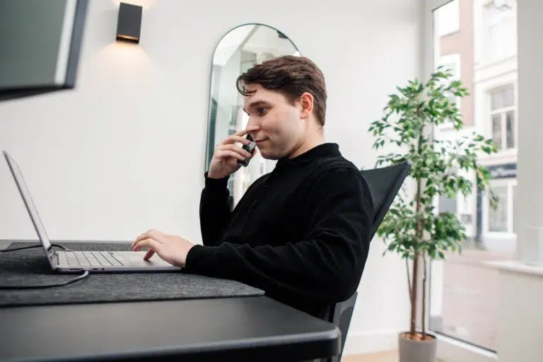 Ontwikkelaar bouwt een snelle en veilige WordPress website voor een klant in Roosendaal.