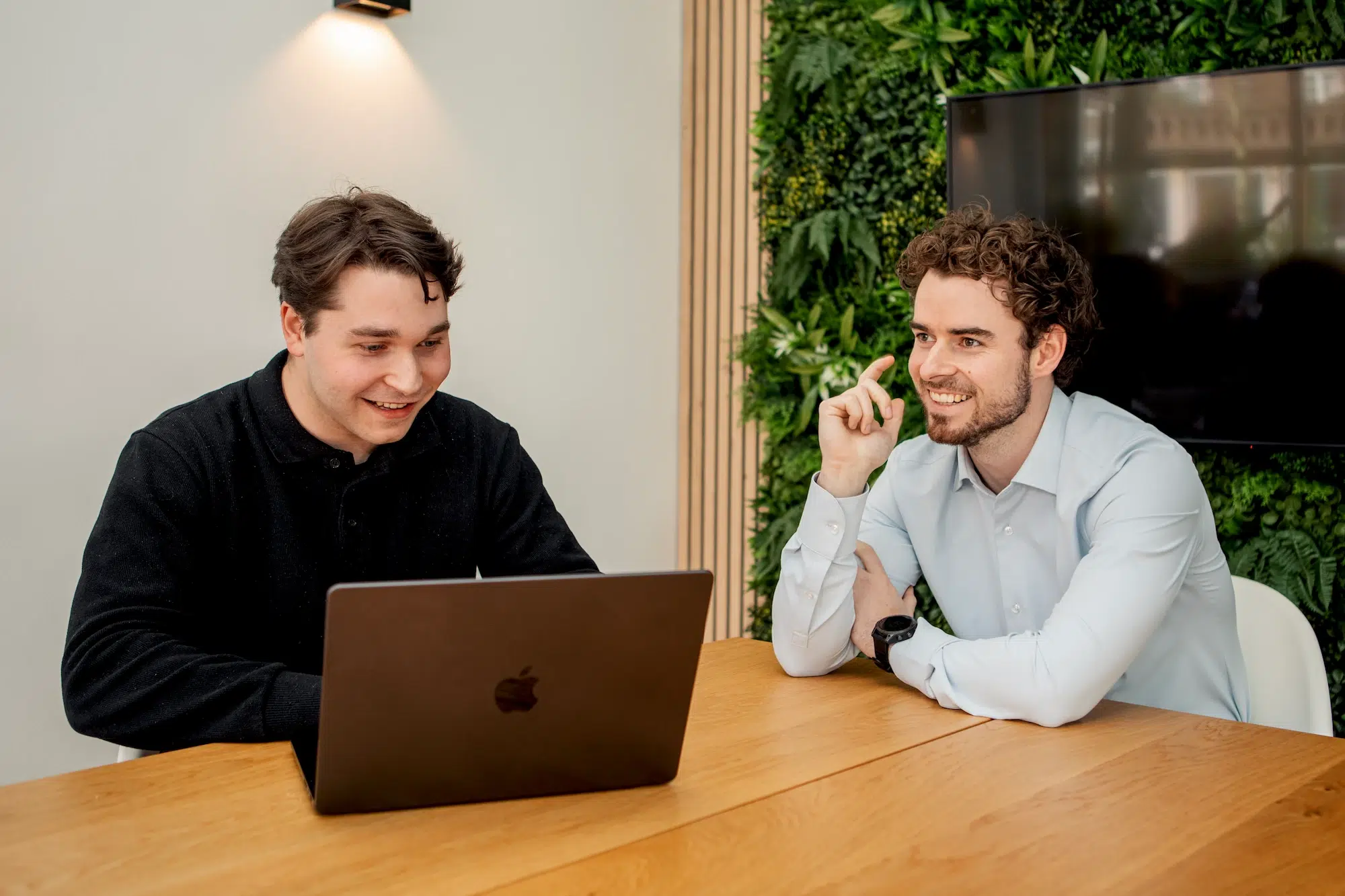 Wouter en Kevin van Webbedrijf zijn aan het overleggen