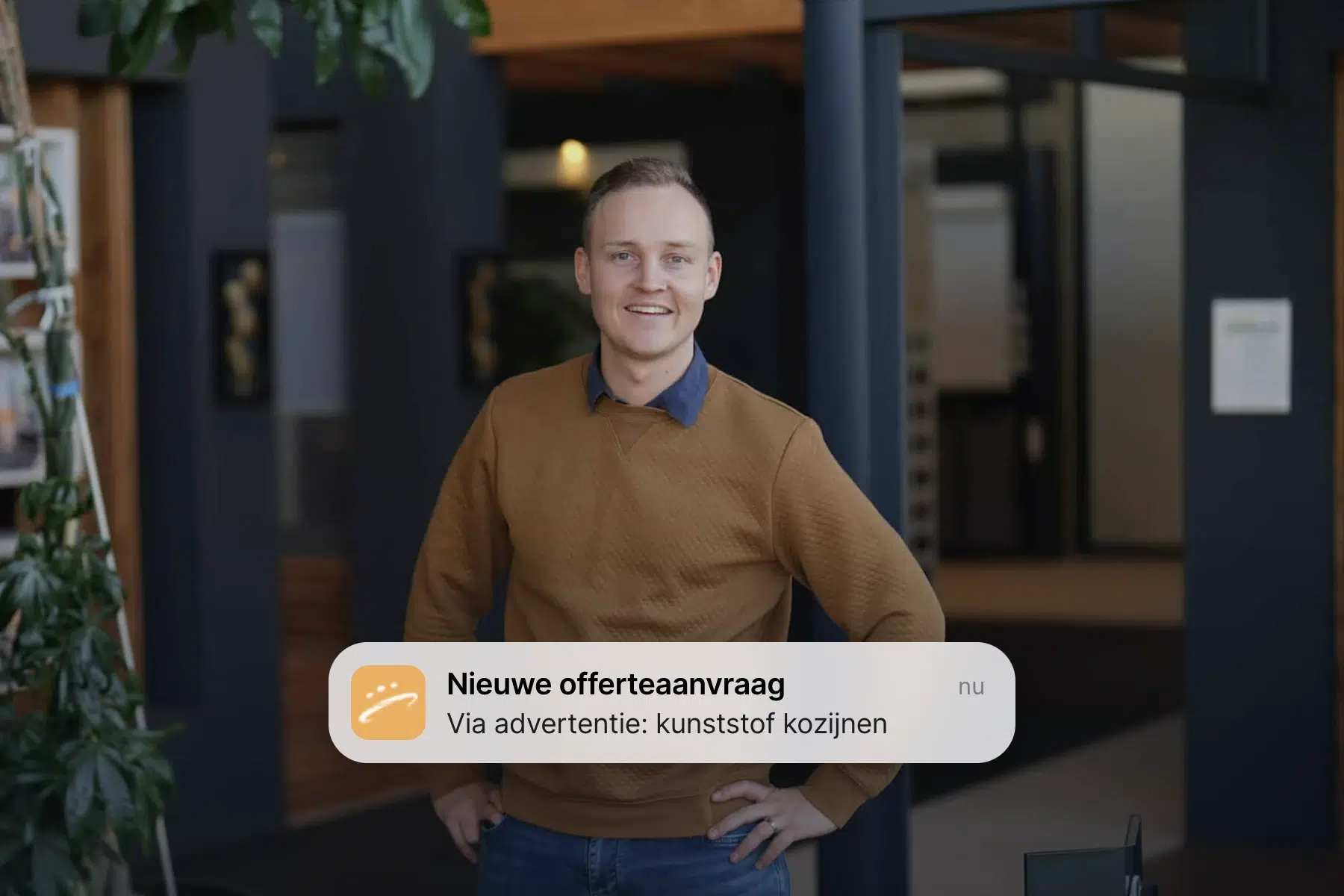 Medewerker van Gloudemans in de showroom met een melding van een nieuwe offerteaanvraag