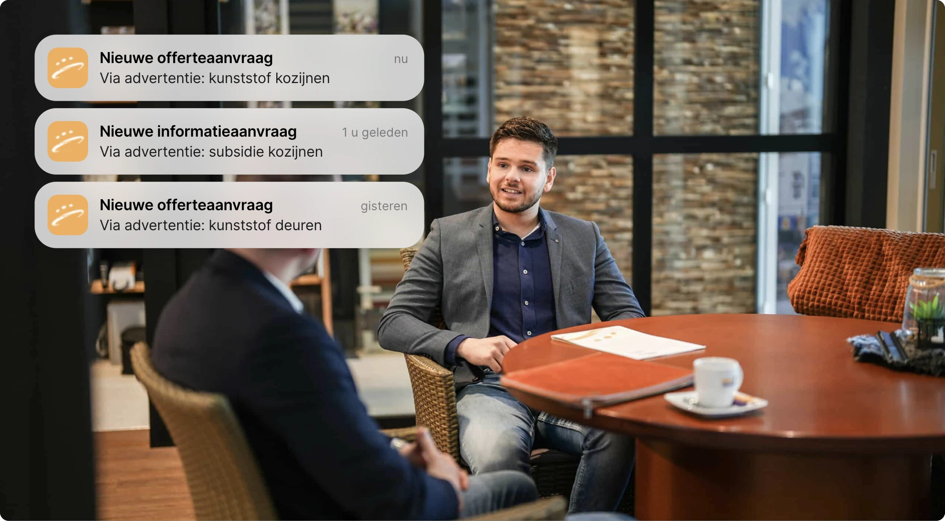Adviesgesprek in de showroom van Gloudemans met meldingen van aanvragen via Google Ads